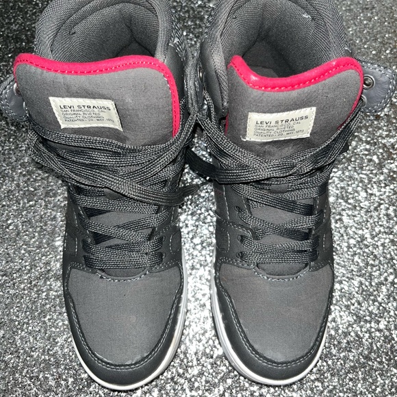 Women’s Levi Stratuss - Picture 2 of 15